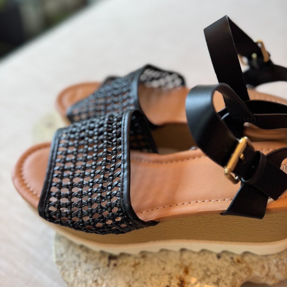 NWT Black Espadrille Style Wedge Sandals With Gold Buckle Sz. 8.5 - Picture 3 of 6